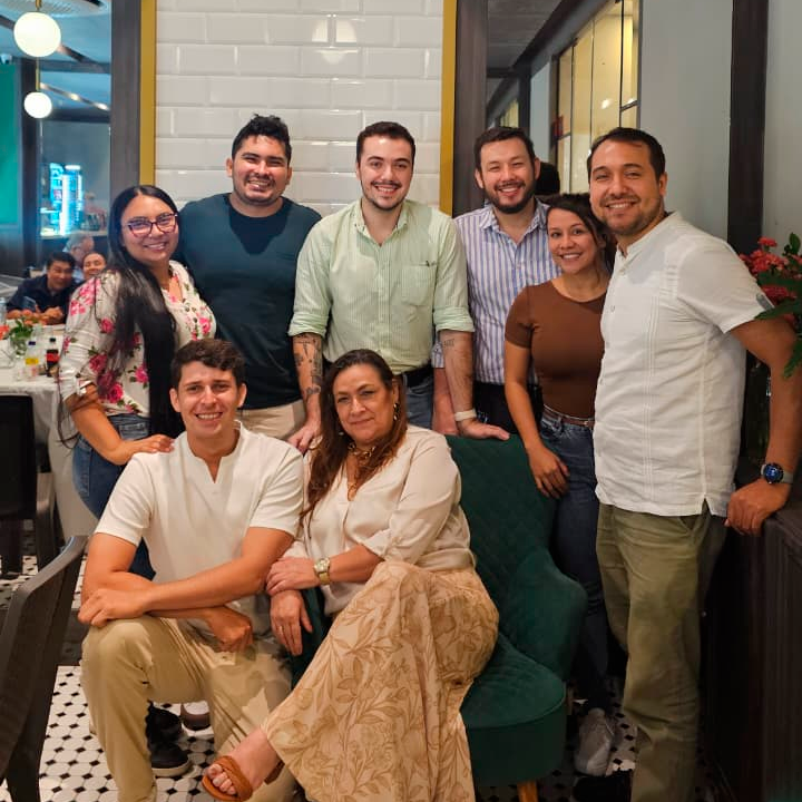 Equipo de BITS trabajando en soluciones tecnológicas